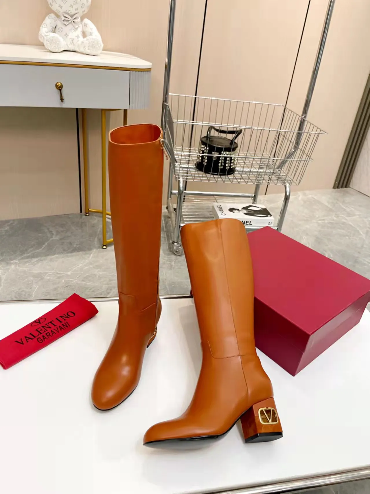 👟👟Ex-factory price 740👟👟 Genuine leather sole +40🆕 Valentino. Valentino autumn and winter fashion women's boots: Comfortable and versatile on the upper feet, showing long legs, Fabric: Imported first-layer cowhide ⚡The most popular V buckle ⚡Inside feet all genuine leather Code number: 35−40 (Customized size 41) Boot height: 15 inches